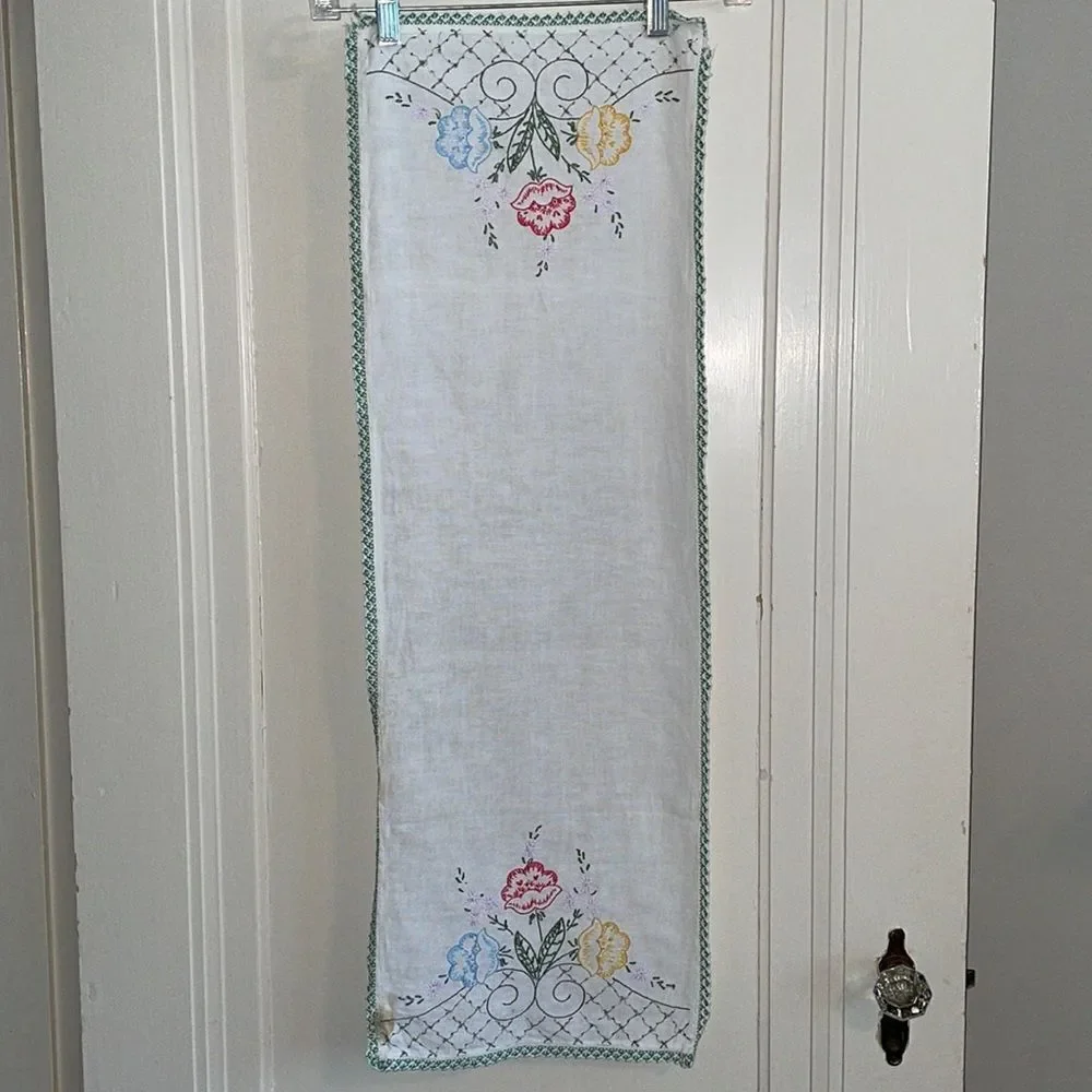 Vintage white table runner with floral embroidery &‎ crochet edges